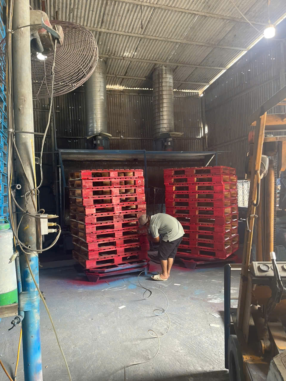 Thợ mộc sửa chữa pallet